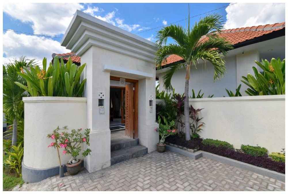 Banyu Riris Rental Villa Entrance