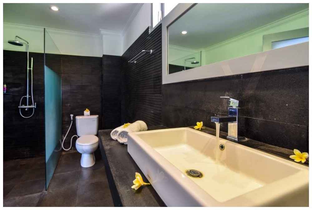 Coco Rental Villa Bathroom