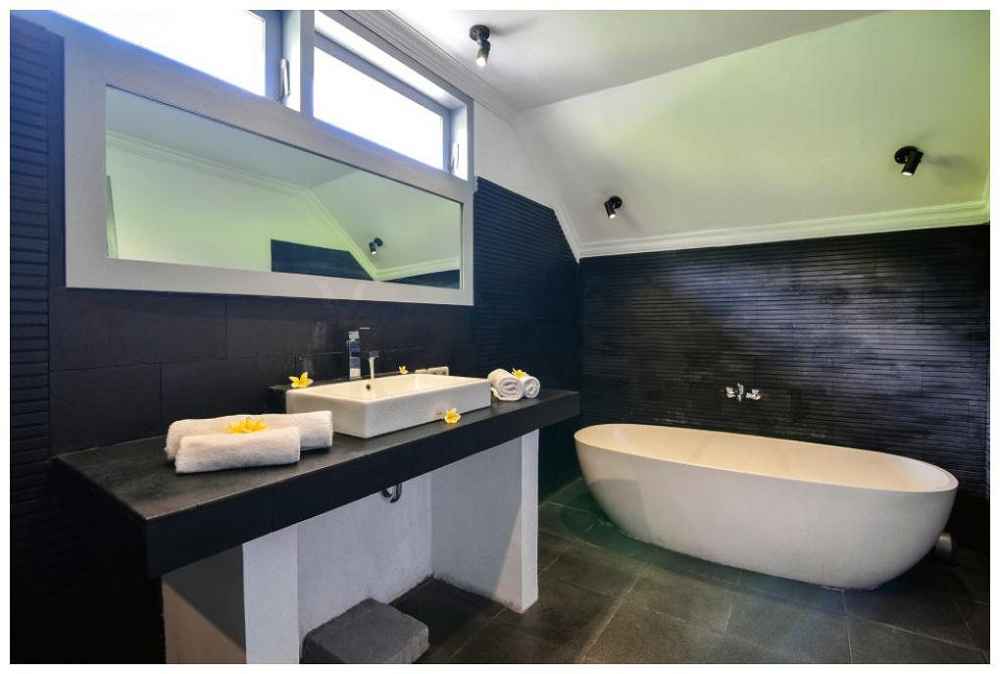 Coco Rental Villa Bathroom Tub