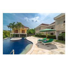 Sunbeds At Pool Five - Palm Living Bali Long Term Villa Rentals