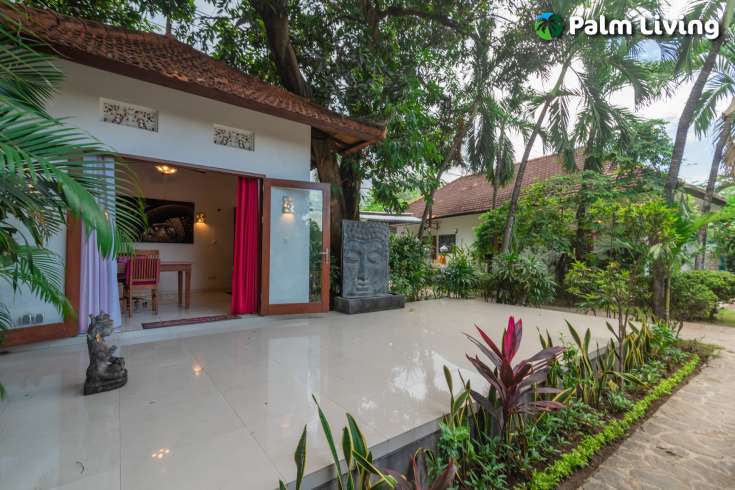 Tasteful Beachfront Villa with Guest House