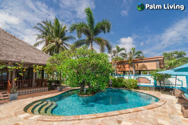 Tasteful Beachfront Villa with Guest House
