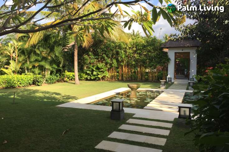 Spacious Beachfront Villa with Nice Garden