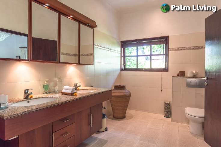 Beautiful Five Bedrooms Beachfront Villa