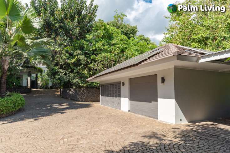 Luxury Villa Built on Large Land Plot