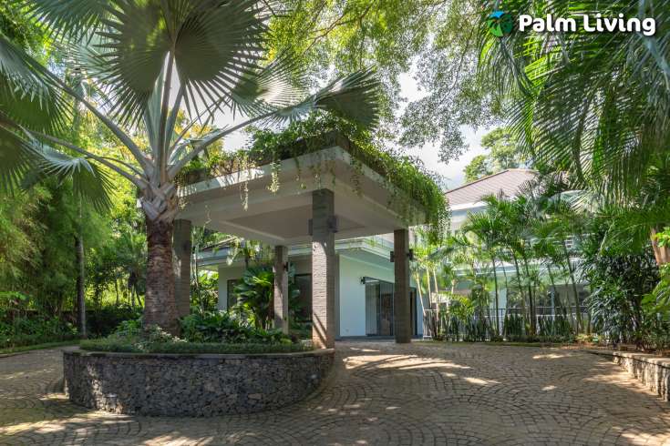 Luxury Villa Built on Large Land Plot