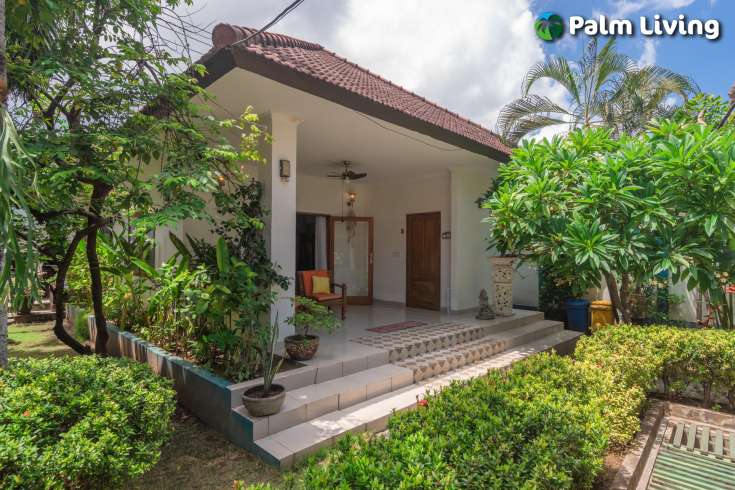 Tasteful Beachfront Villa with Guest House