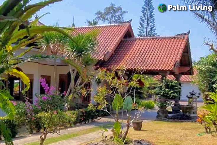 Spacious Garden Villa in Kediri for Sale