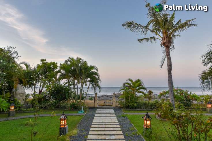 Luxury Balinese Beachfront Villa Dencarik