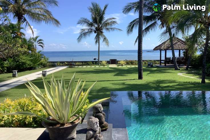 Spacious Beachfront Villa with Nice Garden