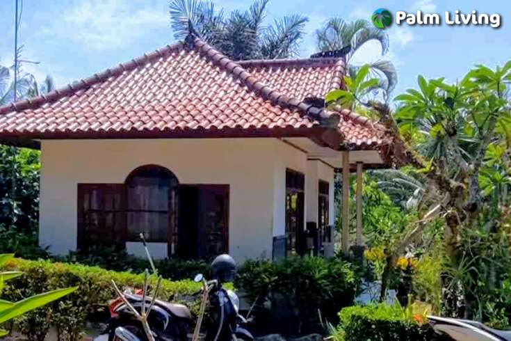 Spacious Garden Villa in Kediri for Sale
