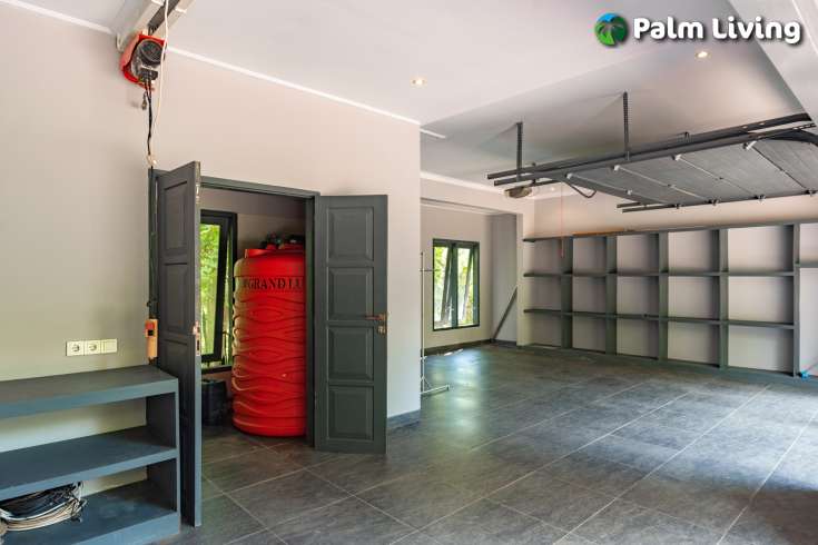 Luxury Villa Built on Large Land Plot