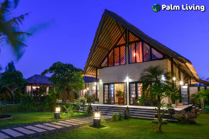 Luxury Balinese Beachfront Villa Dencarik