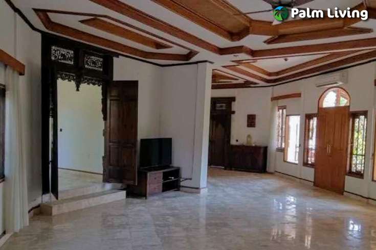 Spacious Garden Villa in Kediri for Sale