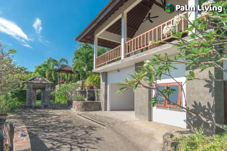 Serene Villa overlooking to the Ocean