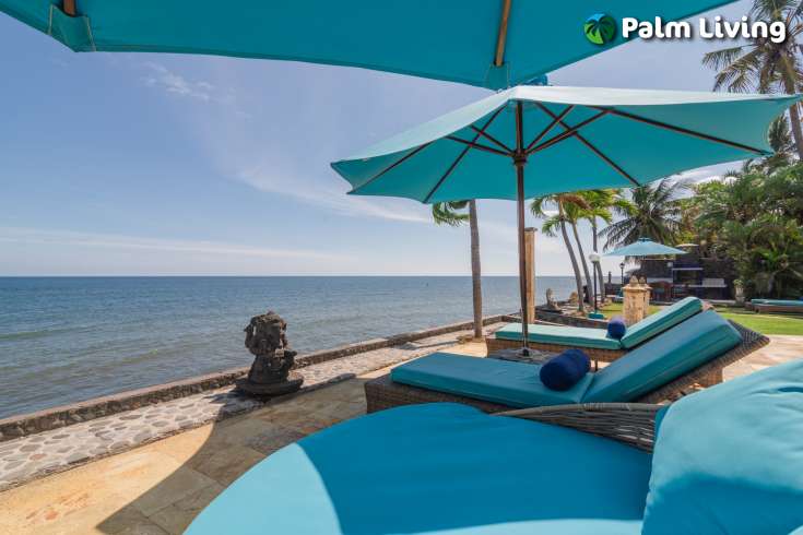 Tasteful Beachfront Villa with Guest House