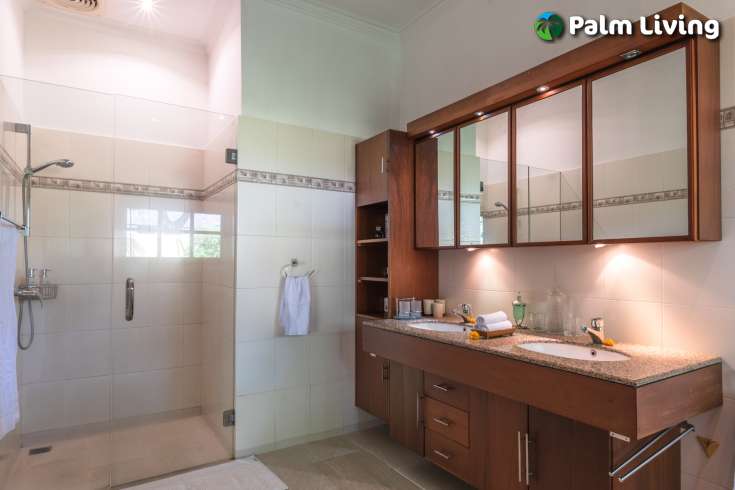 Beautiful Five Bedrooms Beachfront Villa