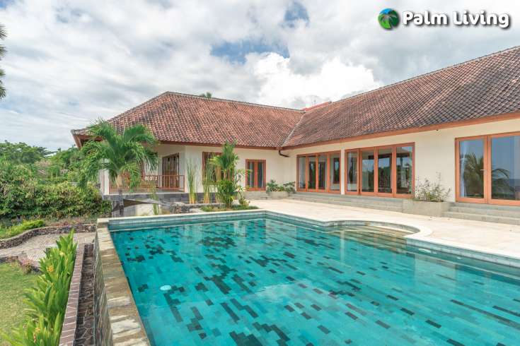 Spacious Villa with Ocean View in Bukti