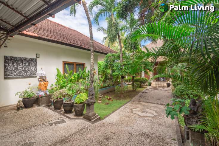 Tasteful Beachfront Villa with Guest House