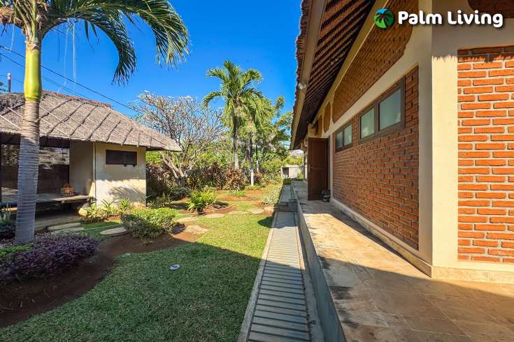 Charming Beachfront Close to Lovina