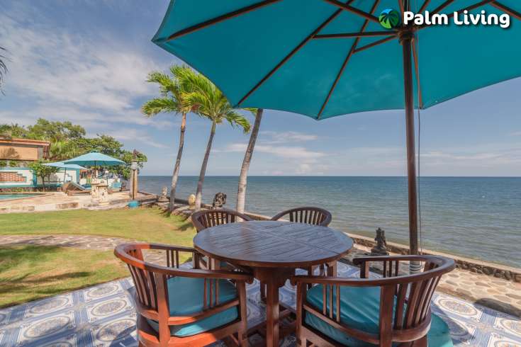 Tasteful Beachfront Villa with Guest House