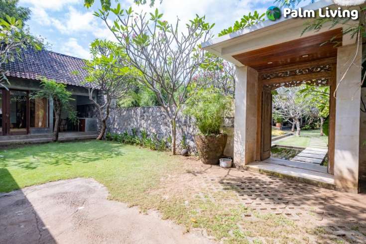 Freehold Villa with Mountain Views