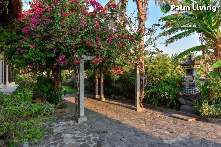 Luxury Balinese Beachfront Villa Dencarik