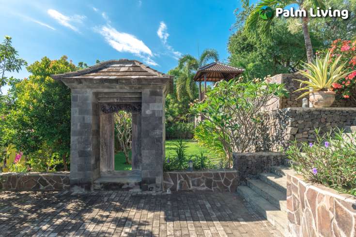 Serene Villa overlooking to the Ocean