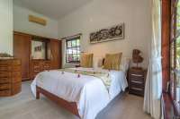 Beautiful Five Bedrooms Beachfront Villa