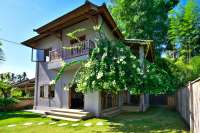 Chic Minimalist Villa in Central Lovina