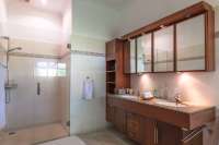 Beautiful Five Bedrooms Beachfront Villa