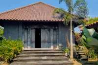 Spacious Garden Villa in Kediri for Sale